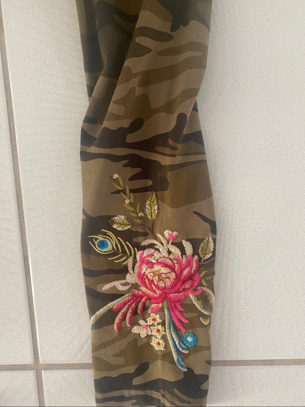 Johnny Was KAIRA Peacock floral Legging. Camo peacock floral design Medium - Picture 4 of 9